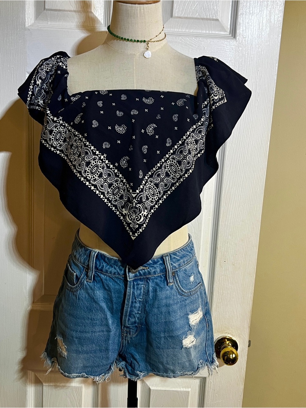 Selfie Leslie Angel Biba Wms Navy Bandana Paisley Off The Shoulder Crop Top 12